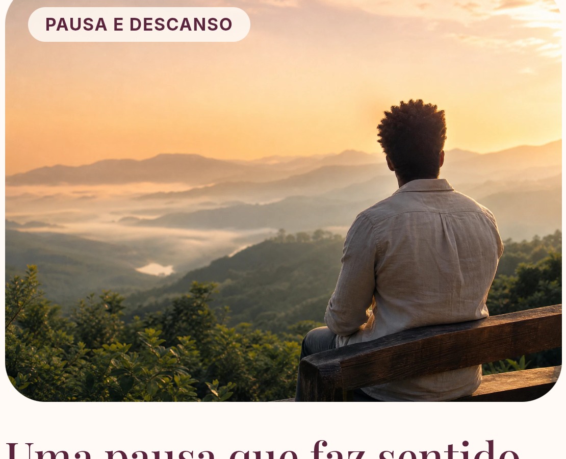 Pessoa sentada diante de montanhas iluminadas pelo fim da tarde, em uma cena de pausa e contemplação.